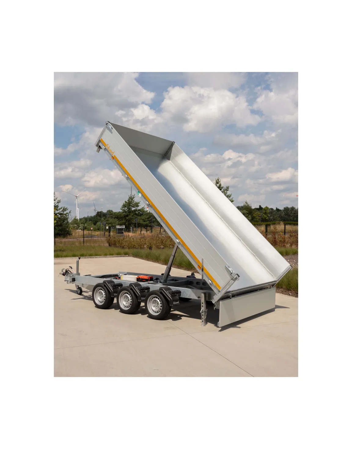 Driezijdig geremde drieas kipper